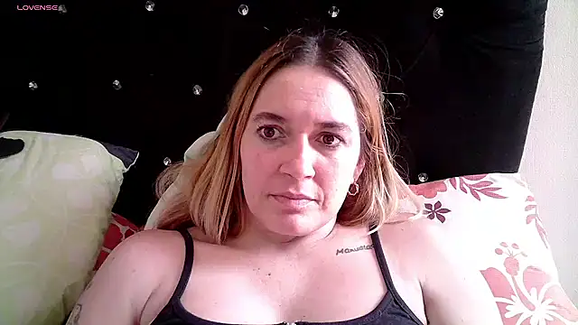 Snapshot of Izury_Blondee chatting on 02.20.25 Izury Blondee online show from 02.20.25