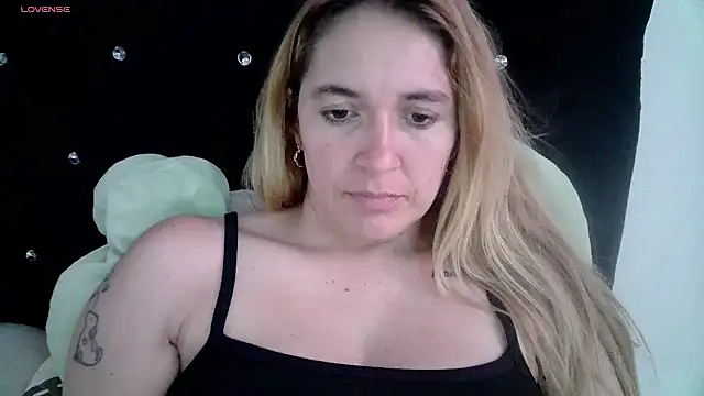 Snapshot of Izury_Blondee chatting on 02.23.25 Izury Blondee online show from 02.23.25