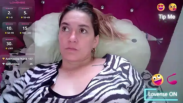 Snapshot of Izury_Blondee chatting on 02.28.25 Izury Blondee online show from 02.28.25