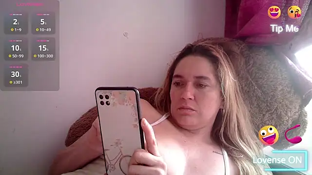 Snapshot of Izury_Blondee chatting on 03.01.25 Izury Blondee online show from 03.01.25