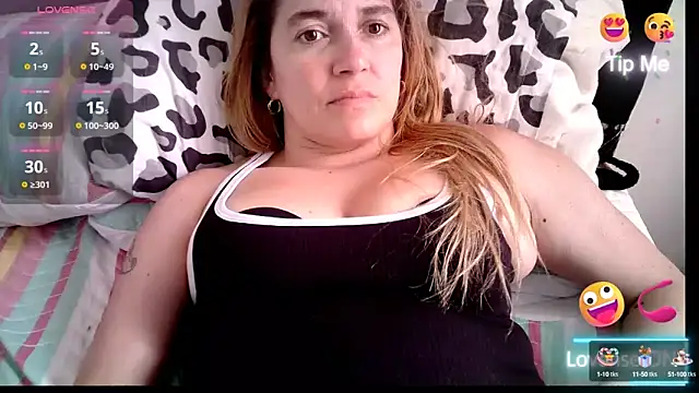 Snapshot of Izury_Blondee chatting on 03.08.25 Izury Blondee online show from 03.08.25