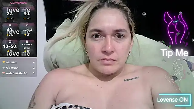 Snapshot of Izury_Blondee chatting on 09.11.25 Izury Blondee online show from 09.11.25