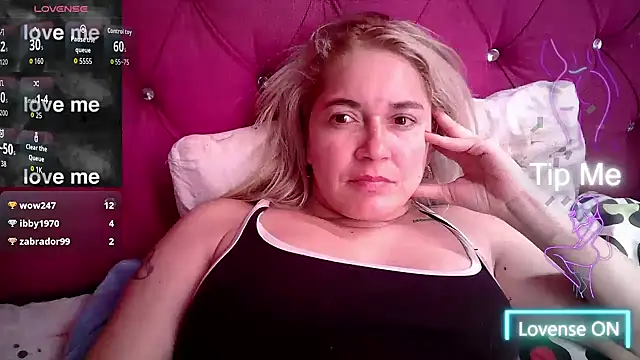 Snapshot of Izury_Blondee chatting on 09.23.25 Izury Blondee online show from 09.23.25