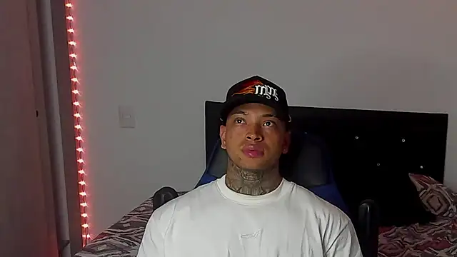 Snapshot of Stiven_collins chatting on 02.14.25 Stiven collins online show from 02.14.25