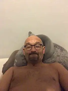 Snapshot of henfri chatting on 10.19.25 henfri online show from 10.19.25