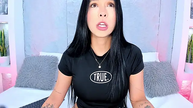 Snapshot of MiaCollson chatting on 11.14.25 MiaCollson online show from 11.14.25