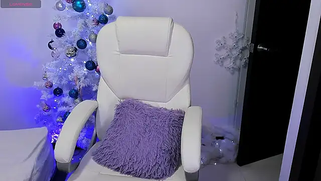 Snapshot of nyna_1 chatting on 12.18.24 nyna 1 online show from 12.18.24