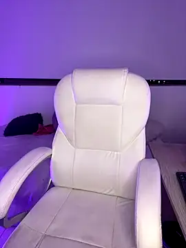 Snapshot of nyna_1 chatting on 09.18.25 nyna 1 online show from 09.18.25