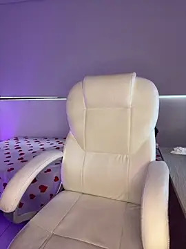 Snapshot of nyna_1 chatting on 09.24.25 nyna 1 online show from 09.24.25