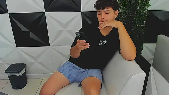 Snapshot of Dani_cumboy chatting on 10.08.25 Dani cumboy online show from 10.08.25