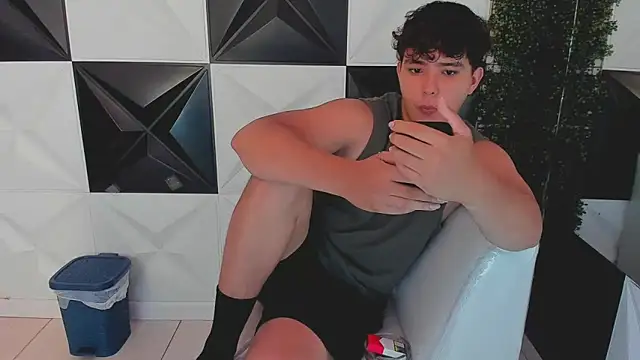 Snapshot of Dani_cumboy chatting on 10.12.25 Dani cumboy online show from 10.12.25