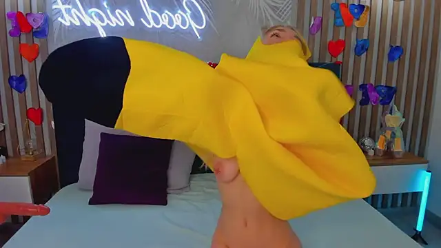 Emilly Hart online show from 02.17.25