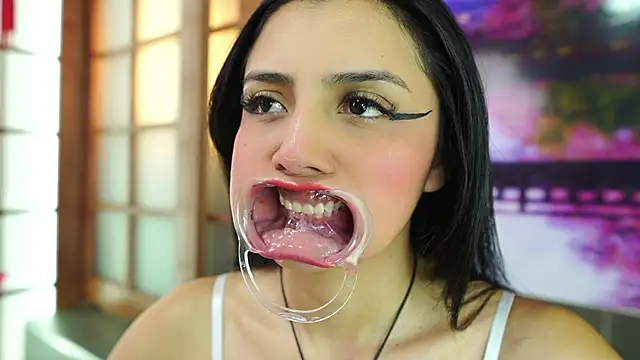 miss lizith online show from 11.20.25