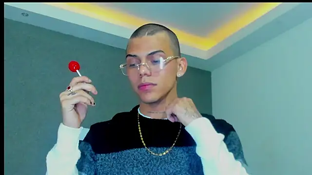 Snapshot of visaelX chatting on 01.20.25 visaelX online show from 01.20.25