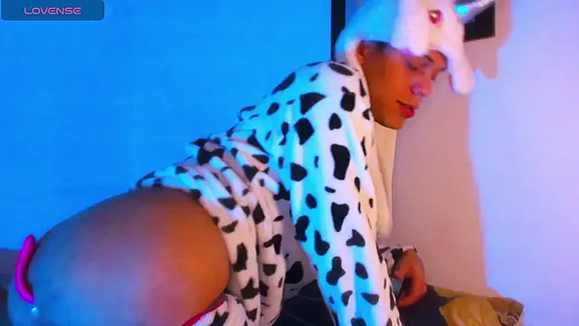 Snapshot of visaelX chatting on 03.08.25 visaelX online show from 03.08.25