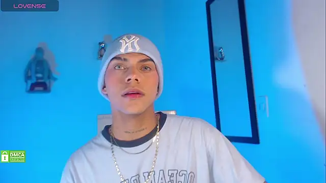 Snapshot of visaelX chatting on 03.15.25 visaelX online show from 03.15.25