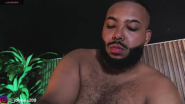 Snapshot of DilanJonnes_ chatting on 10.12.25 DilanJonnes online show from 10.12.25