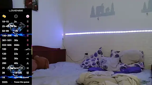 Snapshot of cuple_hoot_ chatting on 10.03.25 cuple hoot online show from 10.03.25