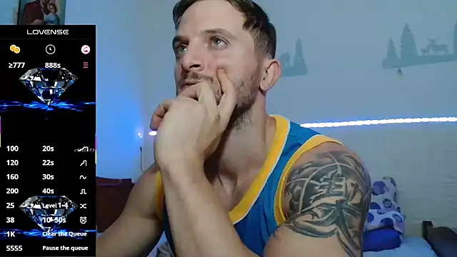 Snapshot of cuple_hoot_ chatting on 10.04.25 cuple hoot online show from 10.04.25