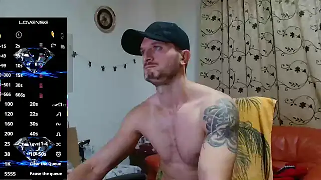 Snapshot of cuple_hoot_ chatting on 10.29.25 cuple hoot online show from 10.29.25