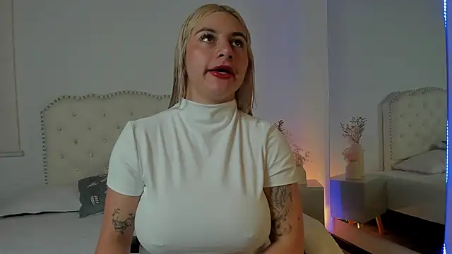 Snapshot of AtheneaRossi chatting on 10.03.25 AtheneaRossi online show from 10.03.25
