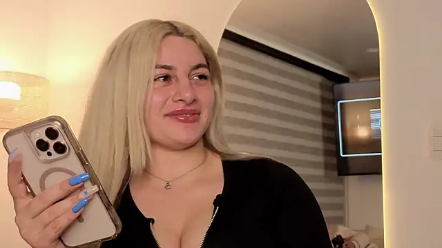 Snapshot of AtheneaRossi chatting on 10.12.25 AtheneaRossi online show from 10.12.25