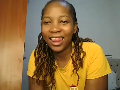 Snapshot of Petitiebooty chatting on 02.21.25 Petitiebooty online show from 02.21.25