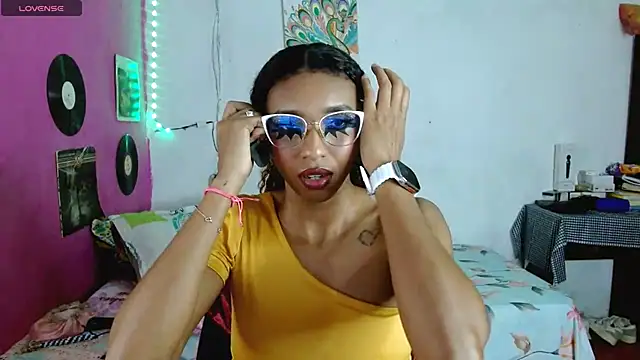 Snapshot of sensitive_brunette chatting on 02.20.25 sensitive brunette online show from 02.20.25
