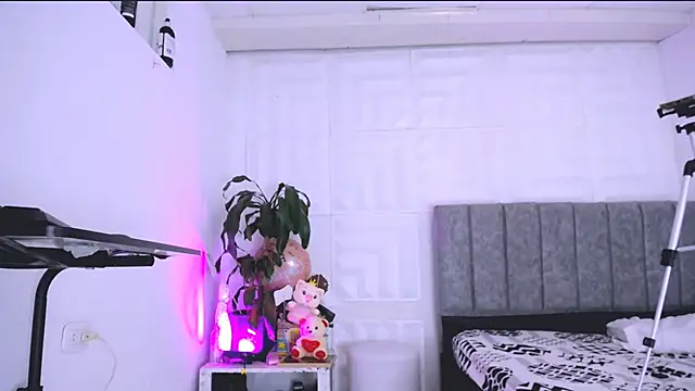 Snapshot of nataly_red chatting on 02.27.25 nataly red online show from 02.27.25