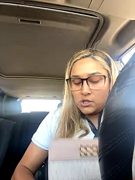 Snapshot of DarianaGuzz chatting on 10.21.25 DarianaGuzz online show from 10.21.25
