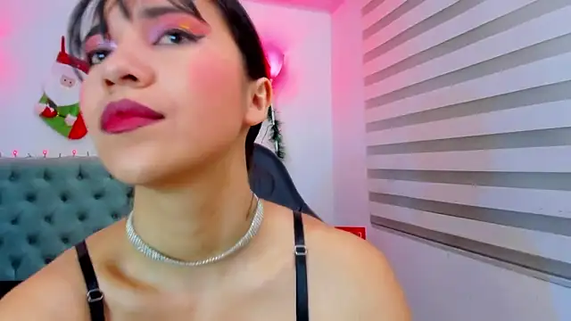 Snapshot of lina_bedoya_ chatting on 12.17.24 lina bedoya online show from 12.17.24