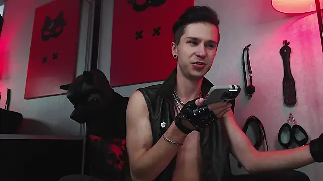 Joseph  Quinn online show from 03.02.25