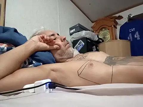 Snapshot of Xoc8_ chatting on 10.22.25 Xoc8  online show from 10.22.25