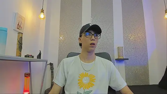 Snapshot of Nikolay_Gregori chatting on 09.25.25 Nikolay Gregori online show from 09.25.25