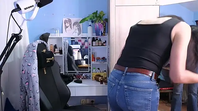 Snapshot of MemiKouki chatting on 01.21.25 MemiKouki online show from 01.21.25