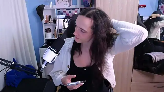 Snapshot of MemiKouki chatting on 01.24.25 MemiKouki online show from 01.24.25