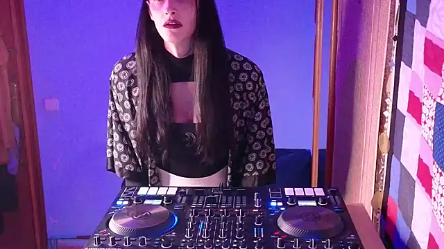 Snapshot of MemiKouki chatting on 03.15.25 MemiKouki online show from 03.15.25