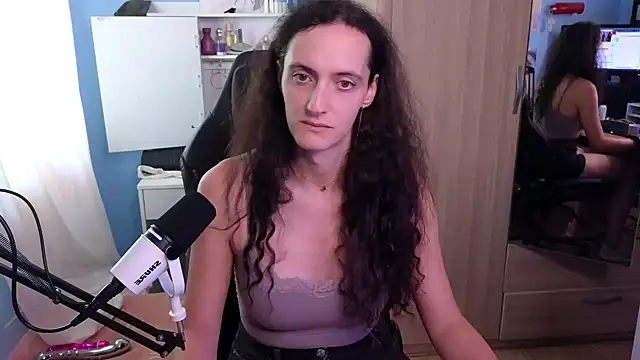 Snapshot of MemiKouki chatting on 09.22.25 MemiKouki online show from 09.22.25