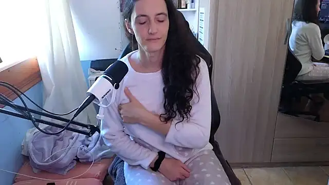 Snapshot of MemiKouki chatting on 09.25.25 MemiKouki online show from 09.25.25