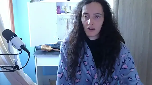 Snapshot of MemiKouki chatting on 10.08.25 MemiKouki online show from 10.08.25