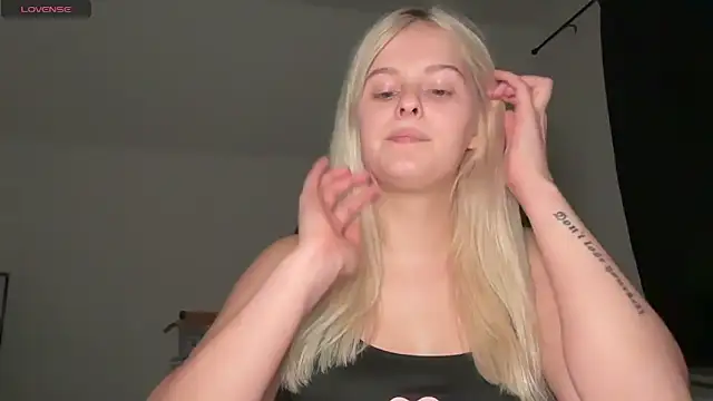 Snapshot of Allylove03 chatting on 09.11.25 Allylove03 online show from 09.11.25