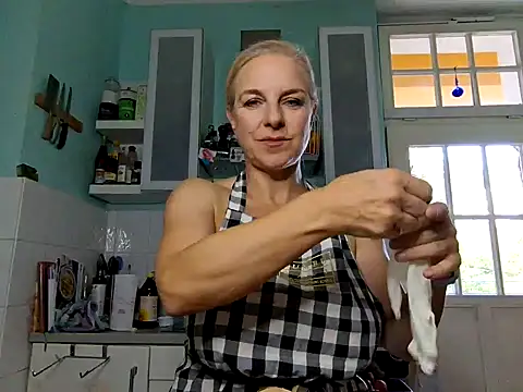 Snapshot of FrauleinSchmitt chatting on 09.29.25 FrauleinSchmitt online show from 09.29.25