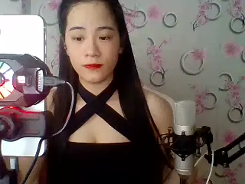 Snapshot of Nana-68 chatting on 02.04.25 Nana-68 online show from 02.04.25