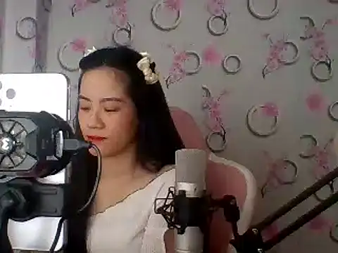 Snapshot of Nana-68 chatting on 02.05.25 Nana-68 online show from 02.05.25