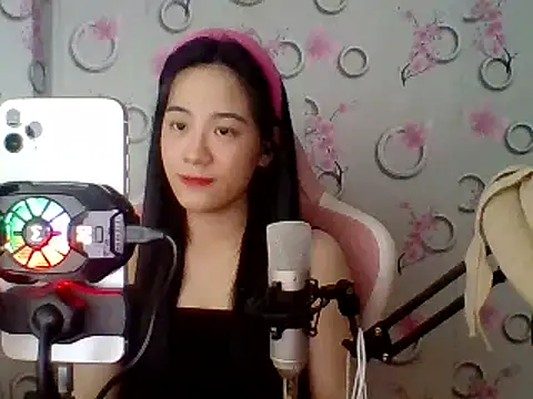 Snapshot of Nana-68 chatting on 02.28.25 Nana-68 online show from 02.28.25