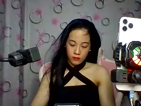 Snapshot of Nana-68 chatting on 09.13.25 Nana-68 online show from 09.13.25