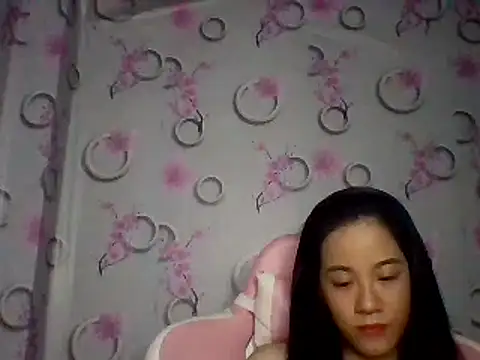 Snapshot of Nana-68 chatting on 10.04.25 Nana-68 online show from 10.04.25