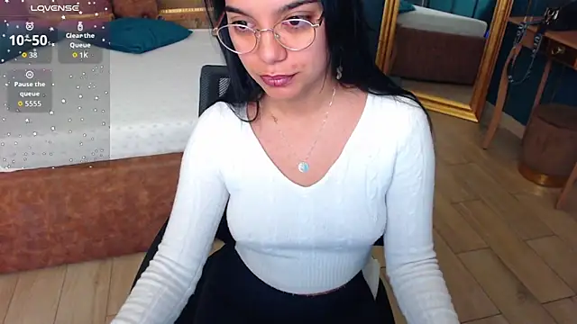 Snapshot of SerenaXMendez chatting on 10.06.25 SerenaXMendez online show from 10.06.25