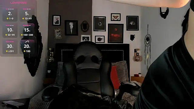 Charlotte  Benett online show from 02.27.25