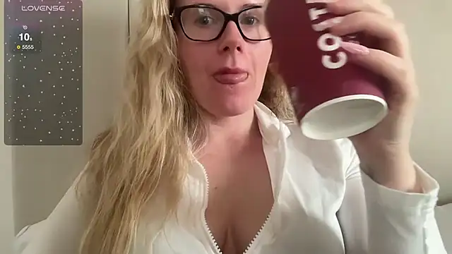 Snapshot of redheadrosie69 chatting on 02.23.25 redheadrosie69 online show from 02.23.25